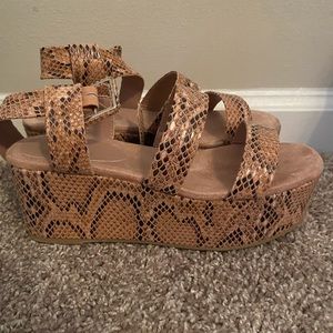 Quipid platform sandals